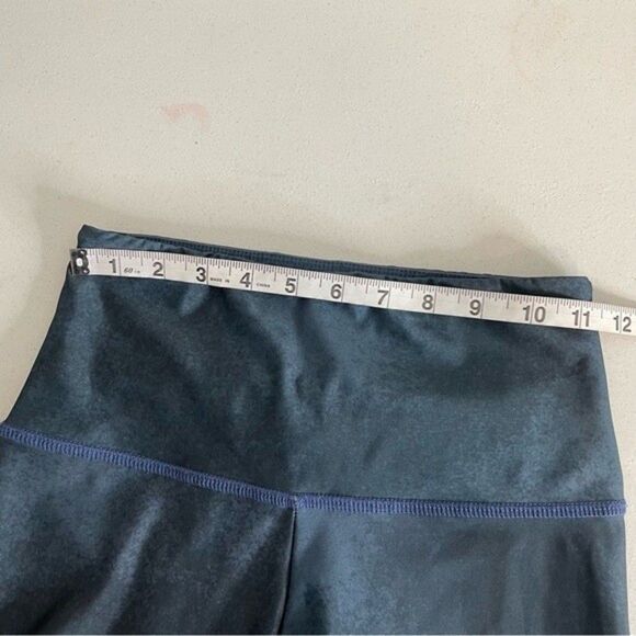 Onzie Women's Blue Graphic Tie Dye Midi Flow Leggings Size Medium - Picture 9 of 12